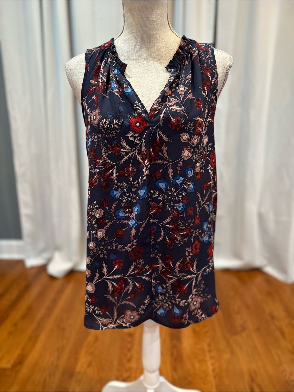 Vince Camuto navy blue sleeveless floral blouse women’s size small EUC